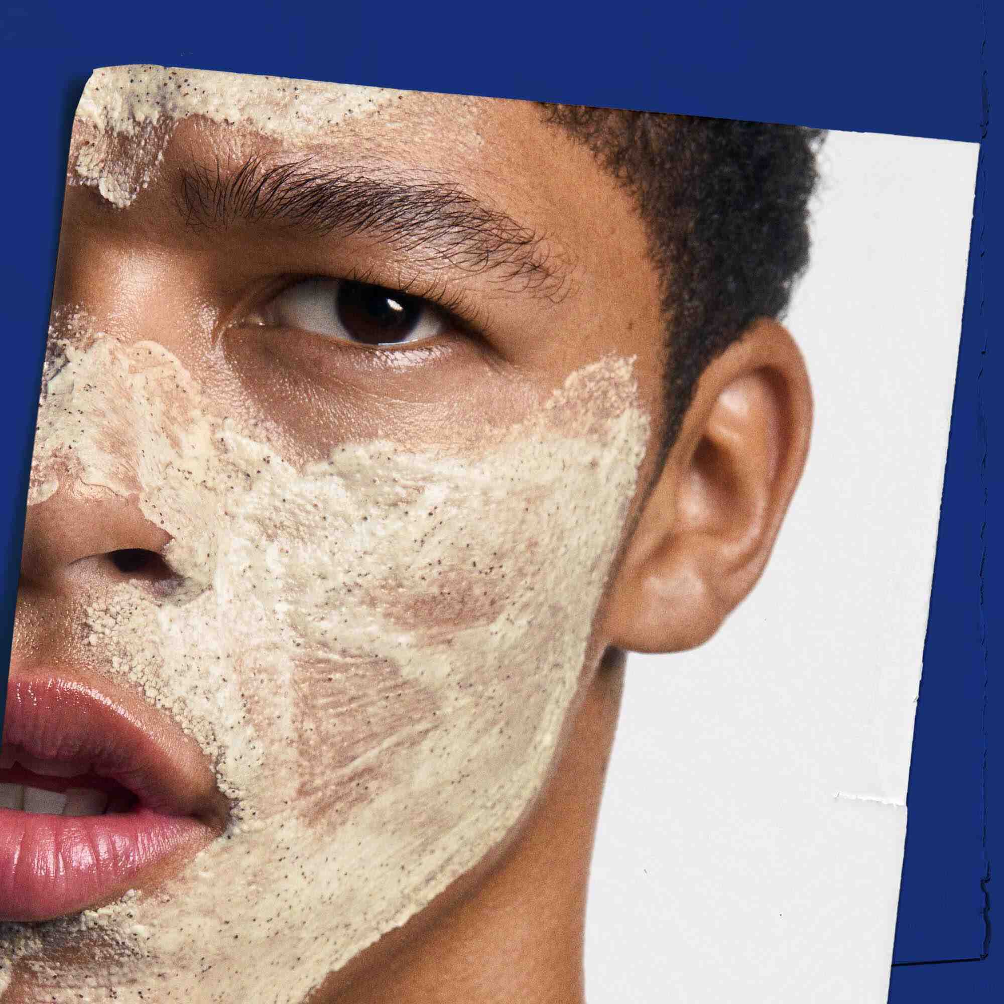 Facial Fuel Energizing Scrub nanesen na lice, prikazuje primenu.