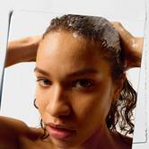 Model koji koristi Kiehl's aminokiselinski regenerator na kosi