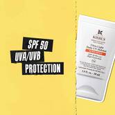Istaknuta SPF 50 UVA/UVB zaštita na crnoj traci sa slikom tube Ultra-Light Daily UV Defense pored nje.