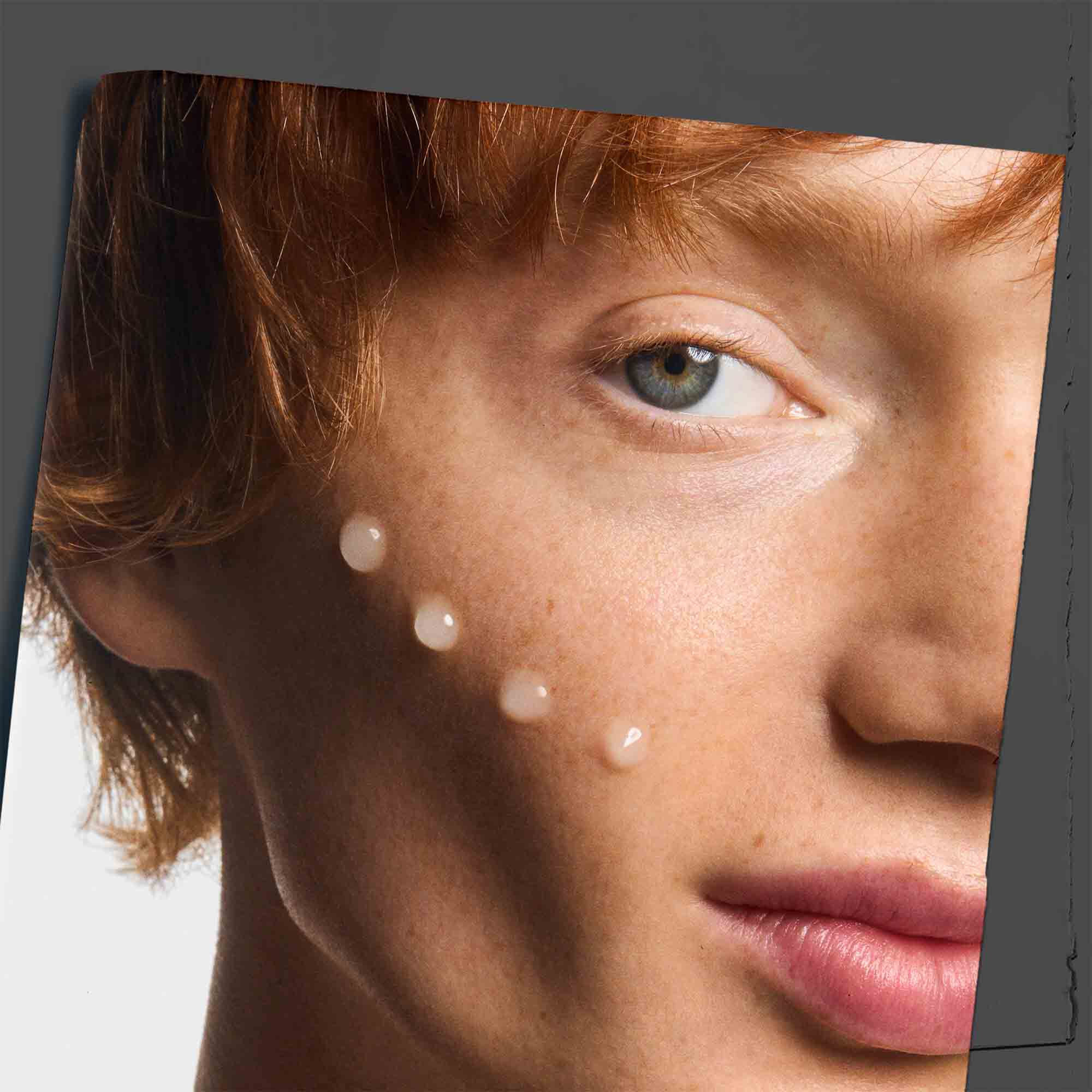 Age Defender Power serum nanesen na jagodičnu kost, prikazuje primenu na koži.