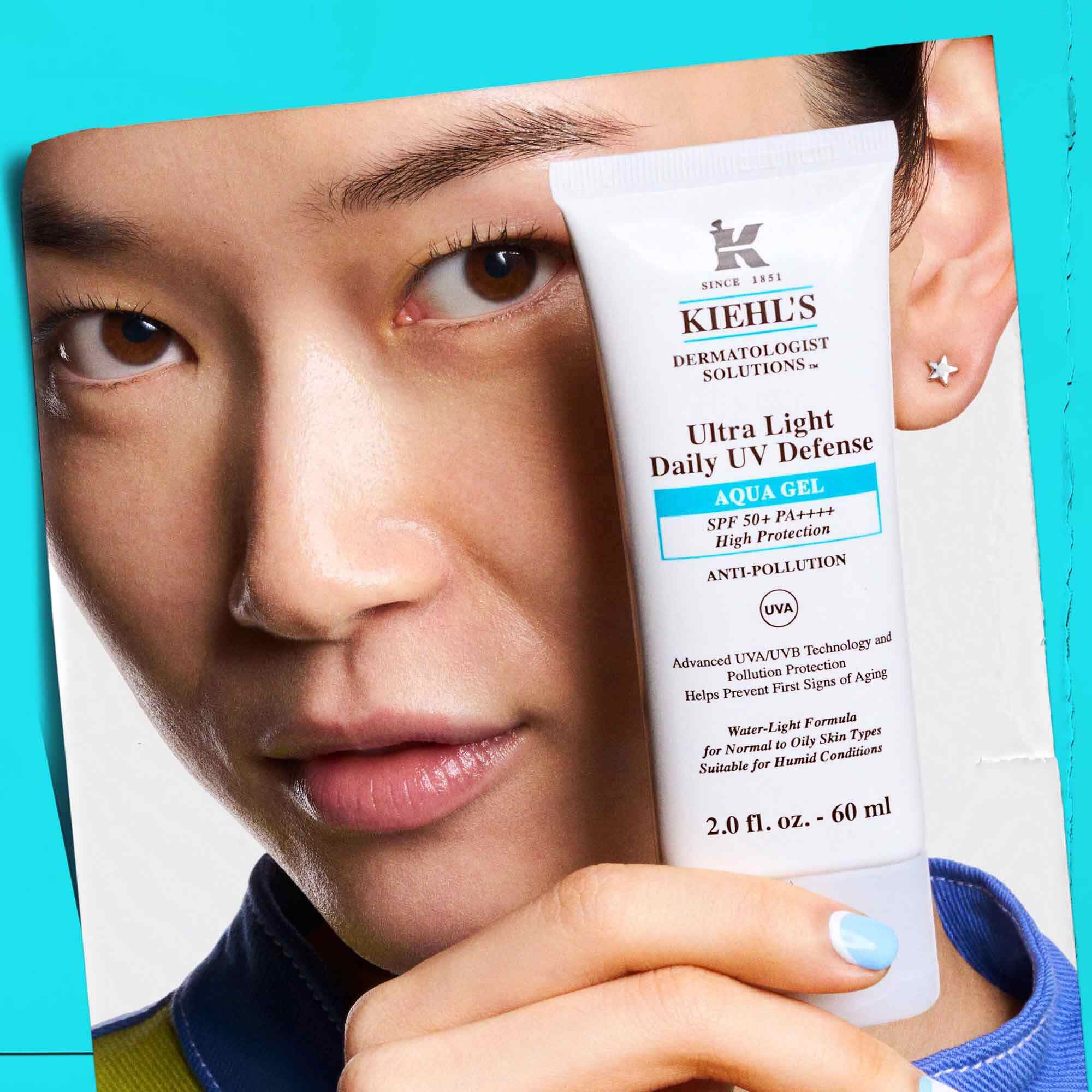 Model drži tubu Ultra Light Daily UV Defense Aqua Gel, prikazuje prenosivost i lakoću upotrebe.