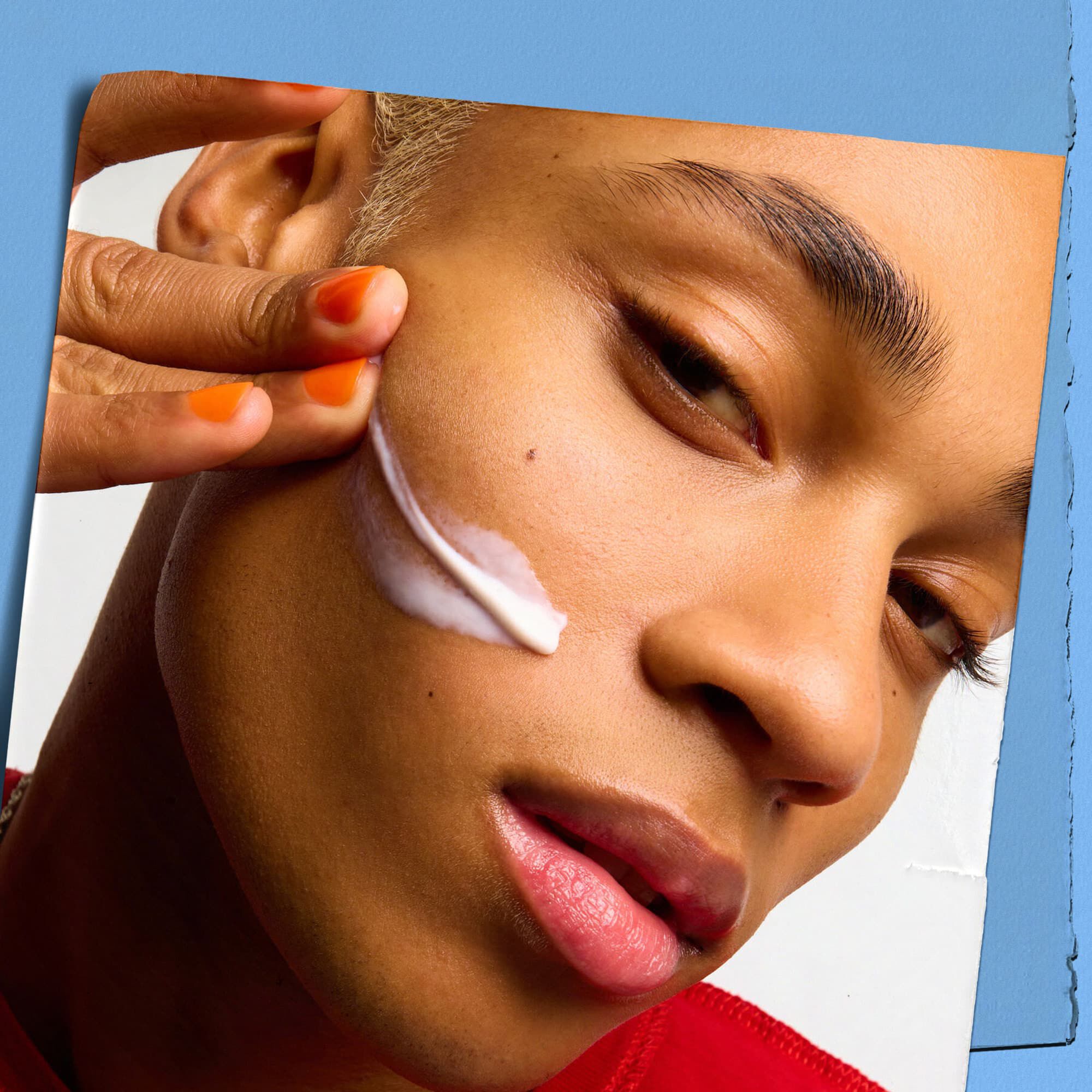 Model sa uzorkom teksture Kiehl's Ultra Facial Moisturizer na licu