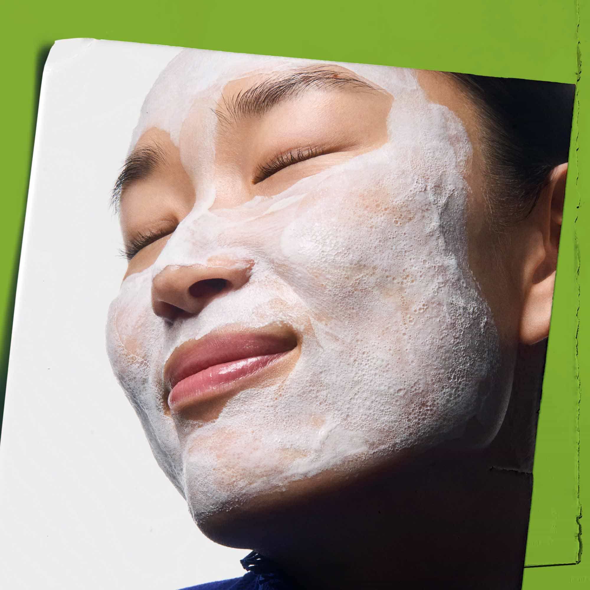 Rare Earth Deep Pore Daily Cleanser nanet na lice.