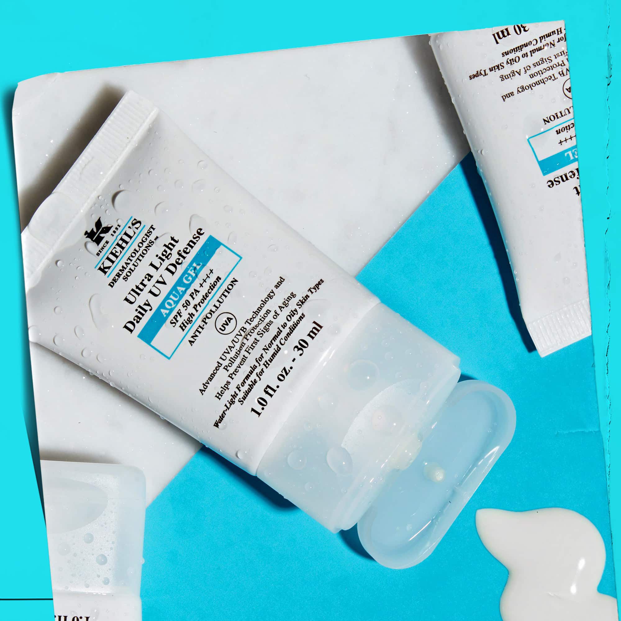 Prikaz više tuba Ultra Light Daily UV Defense Aqua Gel na mermernoj površini, koji pokazuje njihovu privlačnost životnog stila.