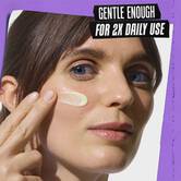 Model sa uzorkom seruma Kiehl's Retinol Skin Renewing Daily Microdose na licu