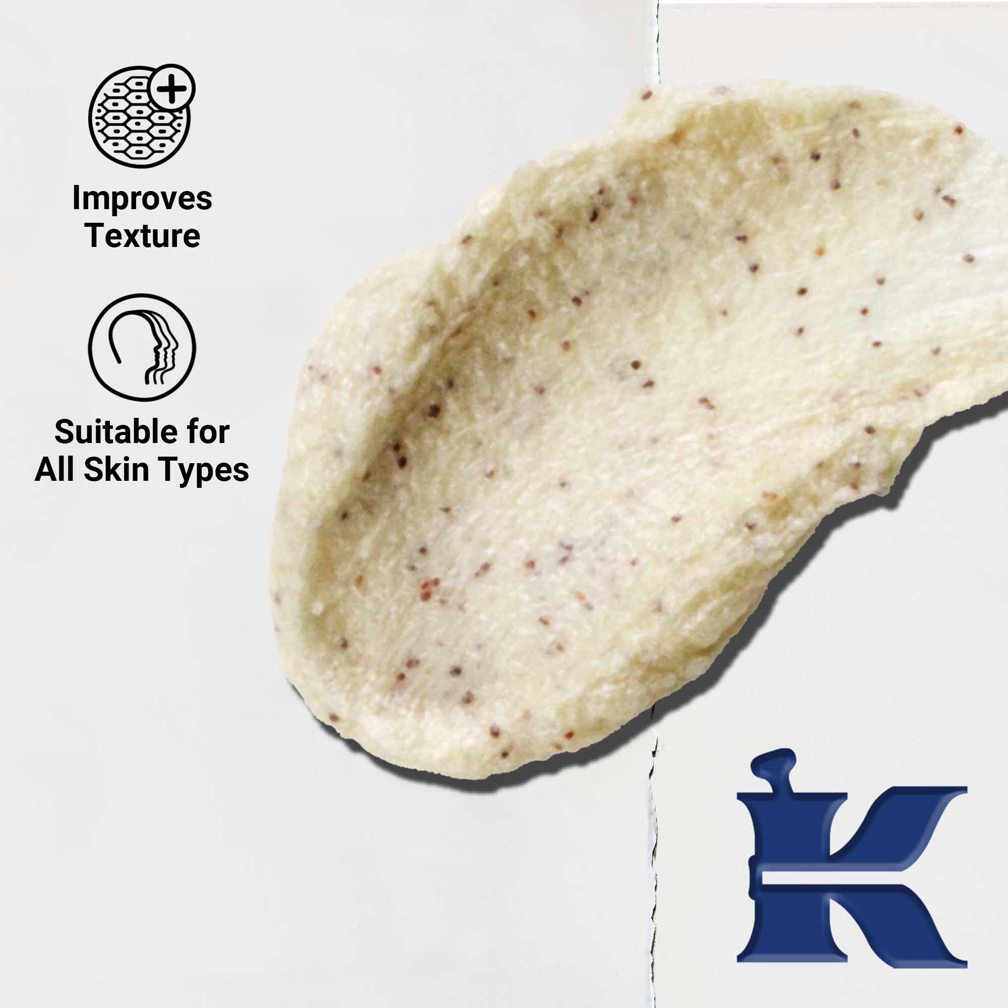 Krupni plan teksture Facial Fuel Energizing Scrub pilinga; tekst ističe pogodnost za sve tipove kože i revitalizujući piling.