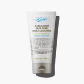 Tuba od 150 ml Kiehl's Rare Earth Deep Pore Daily Cleanser na beloj pozadini.
