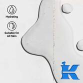 Krupni plan teksture Ultra Pure 1.5% Hyaluronic Acid Serum koja prikazuje prozirne tečne kapljice. Tekst ističe hidratantne prednosti i pogodnost za sve tipove kože.