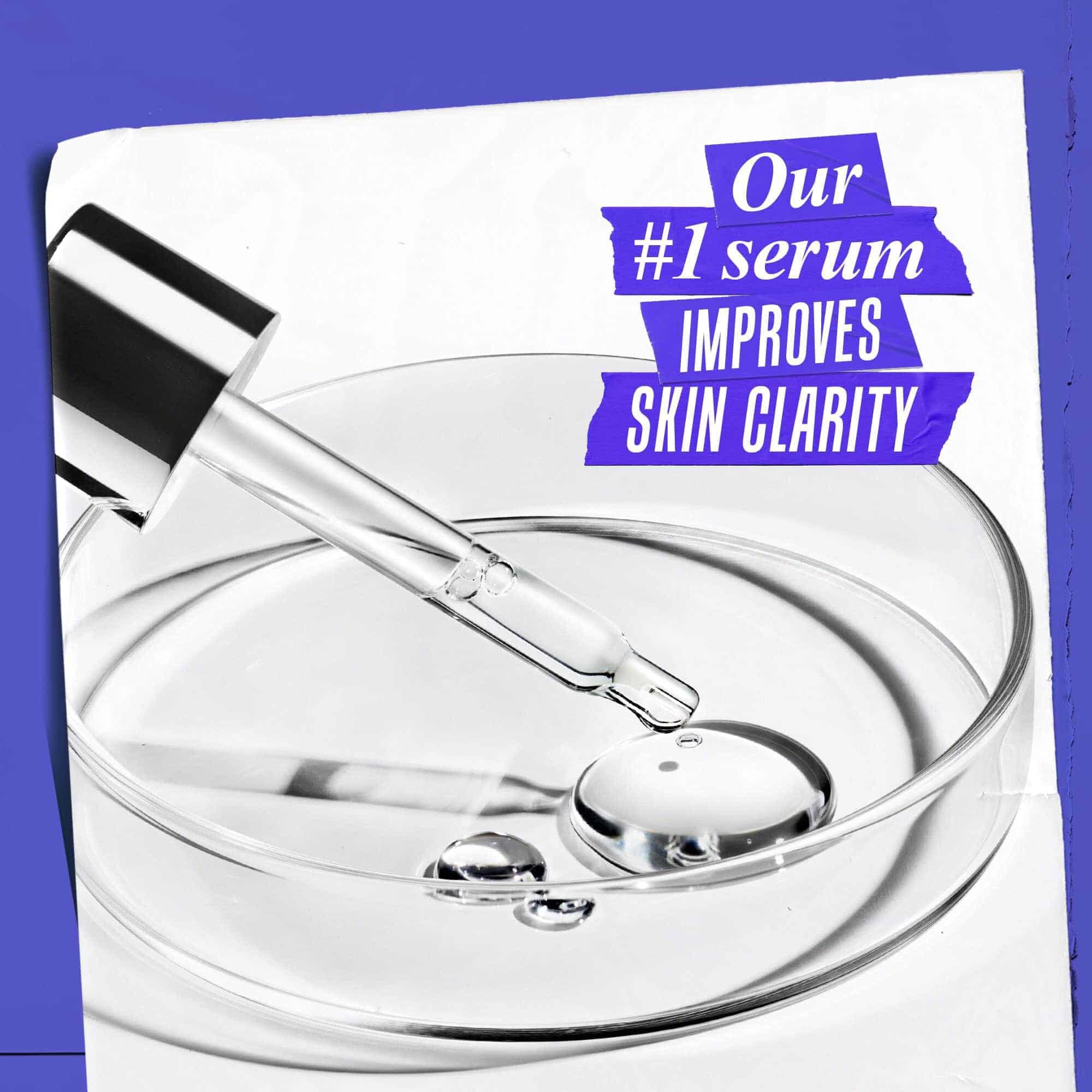 Kapaljka koja dozira serum u staklenu posudu sa tekstom: Naš serum br. 1 poboljšava čistoću kože.