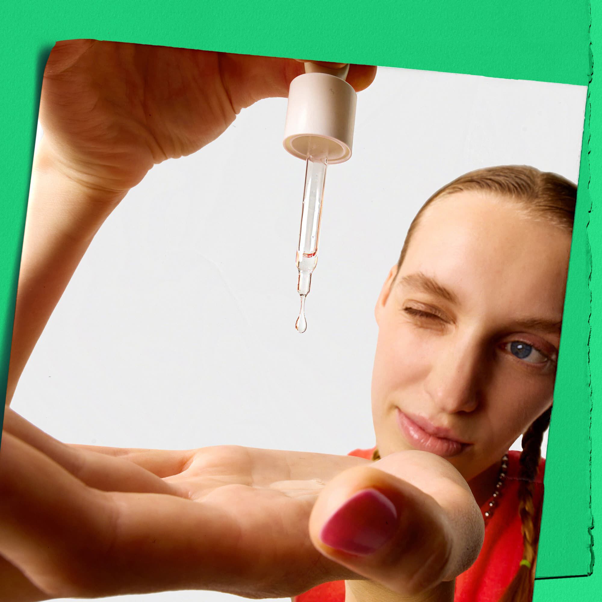 Model nanosi kapi Kiehl's Ultra Pure seruma na ruku