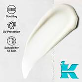 Krupni plan teksture Ultra Light Daily UV Defense Aqua Gel koja prikazuje laganu, kremastu formulu. Tekst ističe umirujuće prednosti i UV zaštitu, pogodno za sve tipove kože.