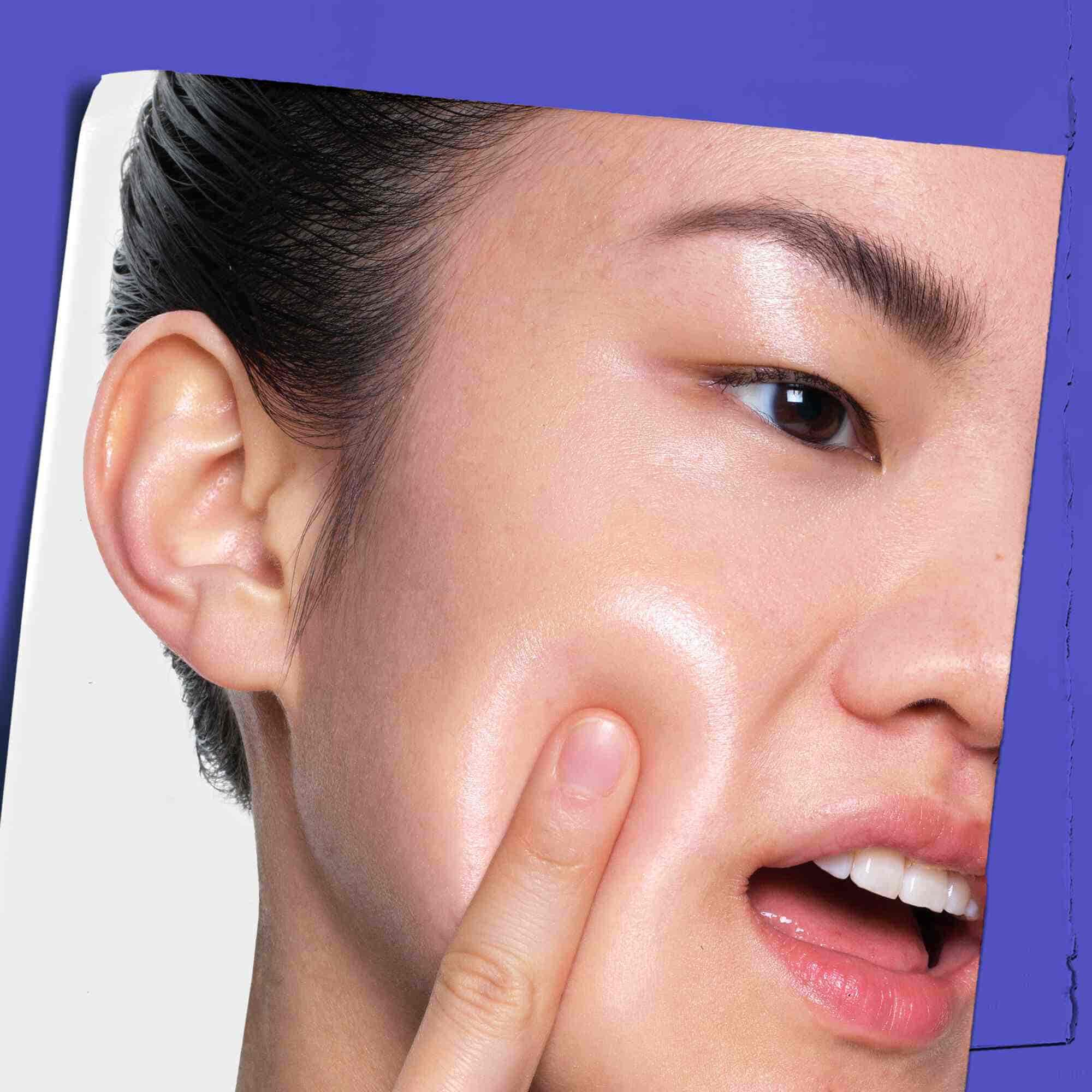 Osoba nanosi Clearly Corrective Dark Spot Solution na svoju kožu.