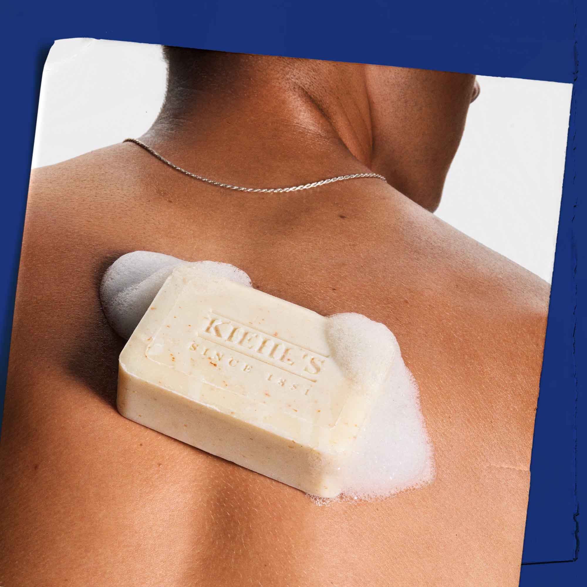 Ultimate Man Body Scrub Soap se koristi na koži, prikazuje primenu i penu.