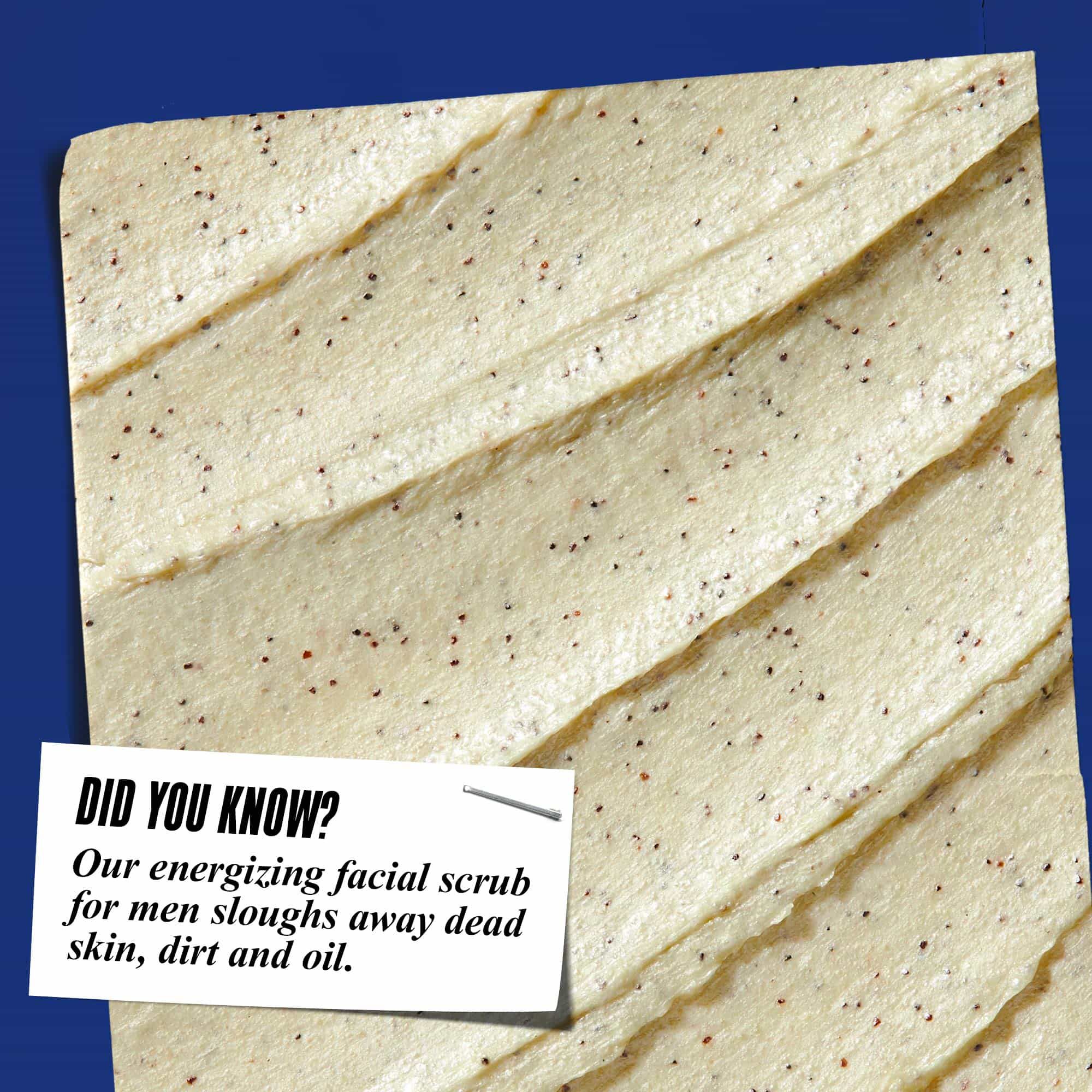 Krupni plan teksture Facial Fuel Energizing Scrub pilinga. Tekst glasi: „Da li ste znali? Naš revitalizujući piling za lice za muškarce uklanja mrtvu kožu, nečistoće i masnoću.”
