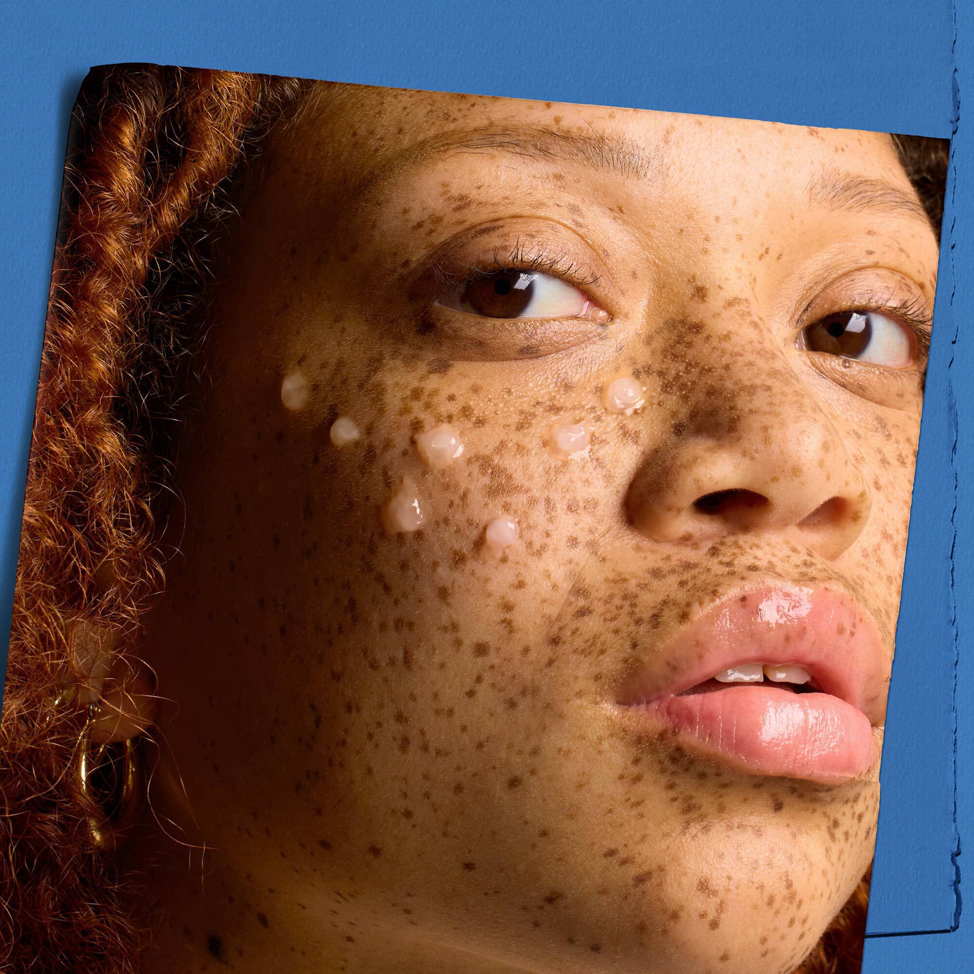 Model sa kapljicama koncentrata Kiehl's Hydro Plumping Serum Concentrate na licu