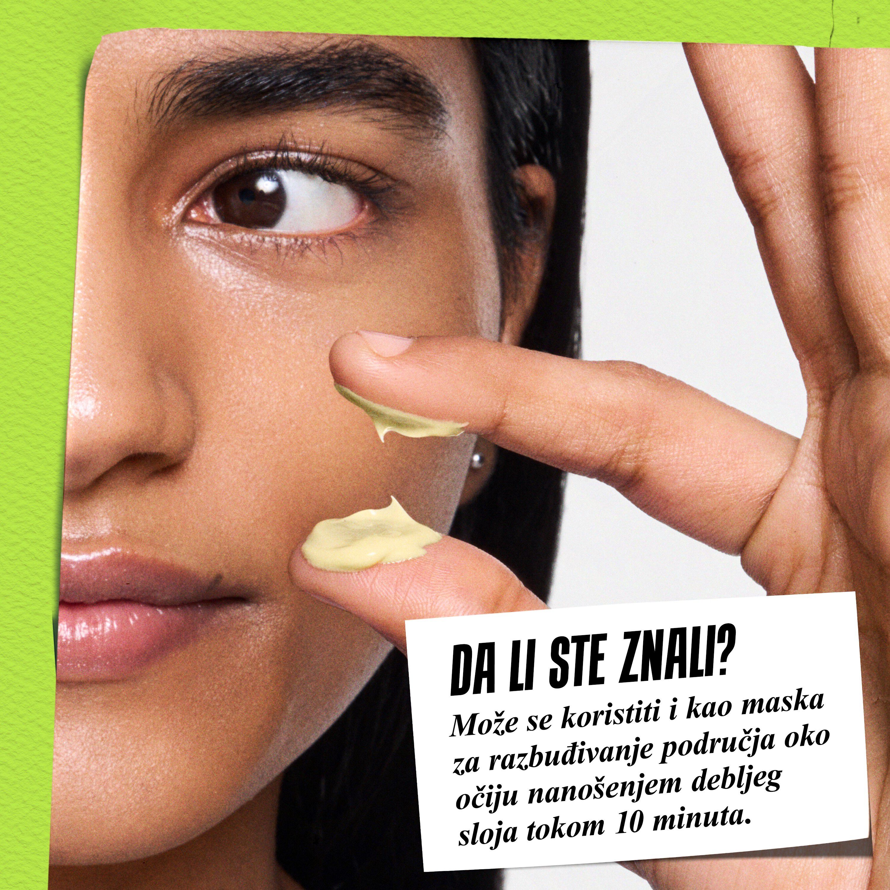 Model drži posudicu Kiehl's Creamy Eye Treatment sa avokadom