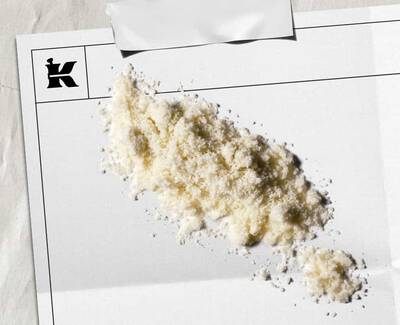 Prljavo beli prah koji predstavlja 1% koloidne zobene pahuljice na belom listu sa crnim Kiehl's logotipom u uglu.