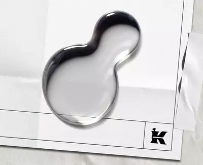 Prozirna kapljica tečnosti koja predstavlja dekspantenol (provitamin BKSNUMKS) na belom listu sa crnim Kiehlovim logotipom u uglu.