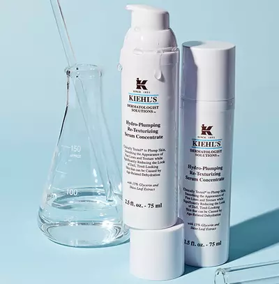 Bočice seruma za hidrataciju Kiehl's u laboratorijskom okruženju, uz stakleni pribor za merenje.